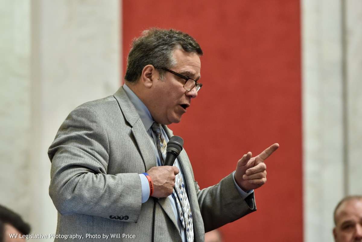 Senate approves intermediate appeals court bill with 1-vote margin; passes Sunday liquor sales bill
